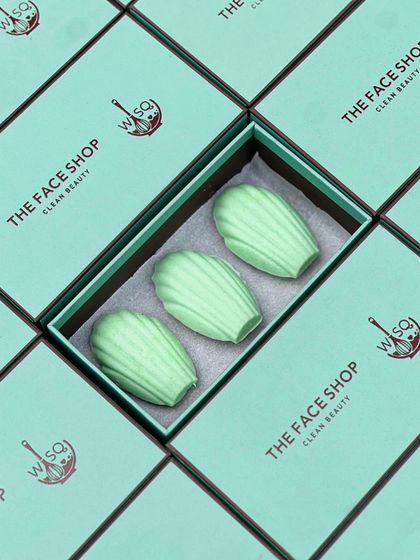 A closer look at our collaboration with The Face Shop. These sleek, co-branded boxes each hold three of our chocolate-coated madeleines, creating a chic and memorable gift for their clean beauty brand.