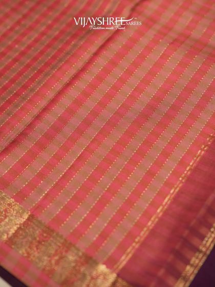 The contrasting checks pallu adds a contemporary charm to this timeless masterpiece.