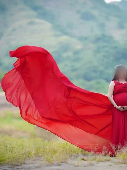 My long-tail gowns are perfect for creating dramatic shots in open landscapes. This dark red cross-pleated gown provides a stunning contrast against a natural background.