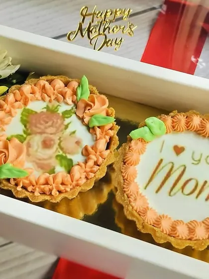 For a smaller but equally sweet gesture, I offer this Chocolate Mini Tart Hamper Box for Mother's Day. It includes two personalized mini tarts and a selection of fresh flowers.
