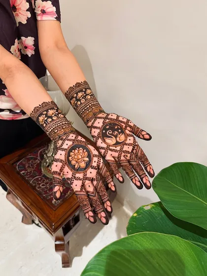 This design features a beautiful lotus in one palm and swans in the other, both enclosed in a diamond jaali pattern for a unique and symbolic look.
