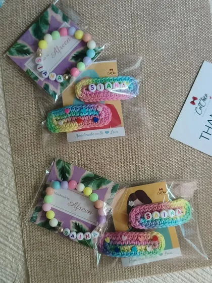 A sweet little gift set with a personalized bracelet and matching rainbow name clips for 'Siana' and 'Sofia'. These are perfect for sisters or best friends.