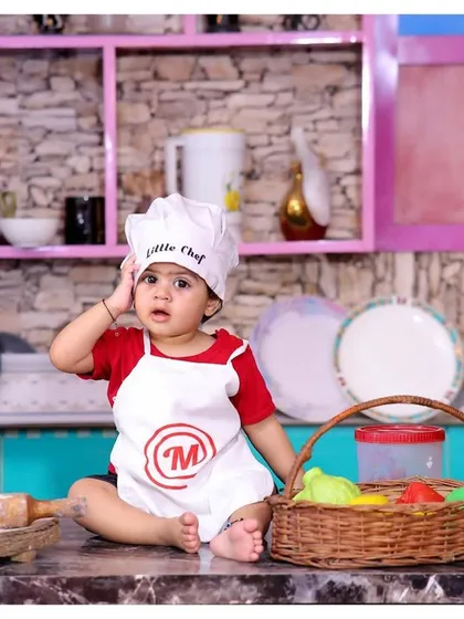 We offer a variety of fun, themed setups for baby and kids' photoshoots, like this adorable 'Little Chef' kitchen. Complete with a miniature chef's hat, apron, and kitchen props, it’s a playful way to capture your child's personality.
