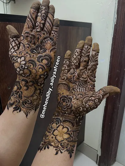 A beautiful and intricate pattern that combines different elements for a rich, textured look.