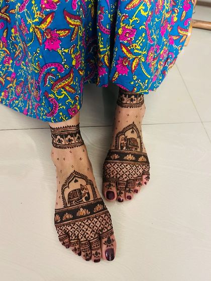 A classic foot design with elephant motifs under a traditional arch. The pattern is simple, symmetrical, and timeless.