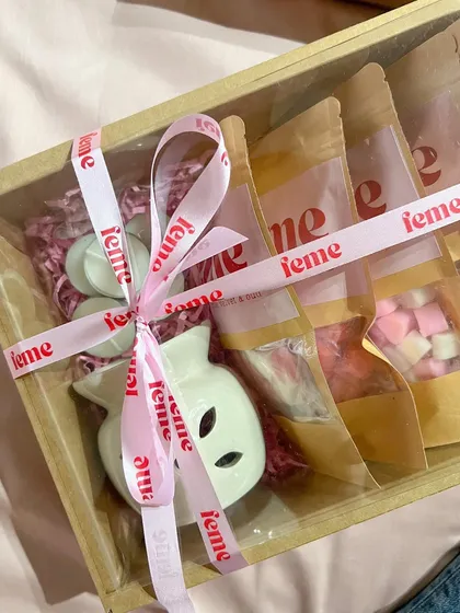 Indulge in the ultimate aromatic experience with our wax melts hamper, featuring our five most sought-after fragrances for your Galentine.
