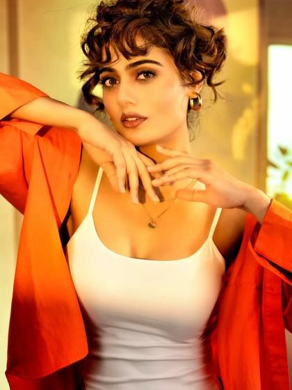 This image is an exercise in controlling contrast. We used bright, soft light to create a low-contrast image that feels airy and sunny, perfect for capturing a fresh and youthful mood.