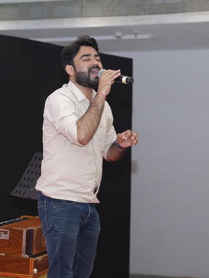 Our coach demonstrates a vocal technique during the workshop. Live demonstration is a key part of our teaching methodology.