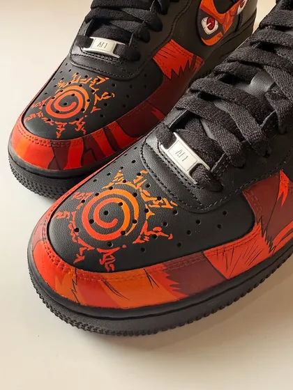 Another detail shot of the Kurama seal on the toe box. The gradient orange and red colours give it a glowing effect, making it stand out against the all-black sneaker.