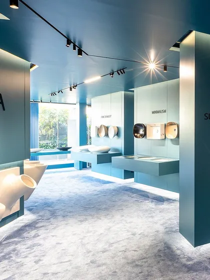 In the Vitra showroom, I used a monolithic color scheme and strategic lighting to create an immersive brand experience. This view highlights how floating displays and uncluttered pathways guide customers through the space.