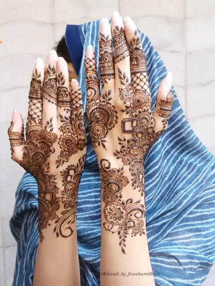 Another shot of this intricate Arabic design, showing the delicate details on the fingers.