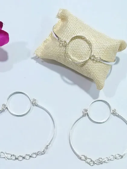 This image showcases our silver bracelets with an adjustable chain and a circular bezel. The design ensures a comfortable fit while providing a perfect base for your resin creations.