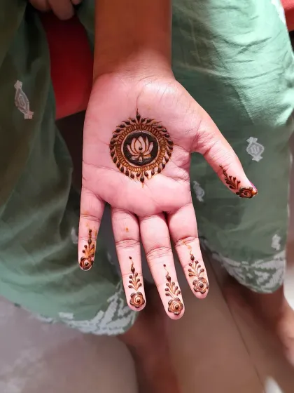 A simple yet elegant lotus mandala for the mother of the bride. It’s a classic design that radiates grace and is perfect for family members.