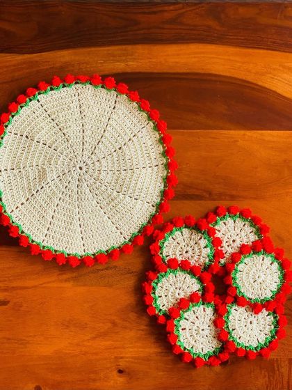 This placemat and coaster set features a classic cream color with a festive red tulip border. It's a versatile design that works for holidays or for adding a pop of color year-round.
