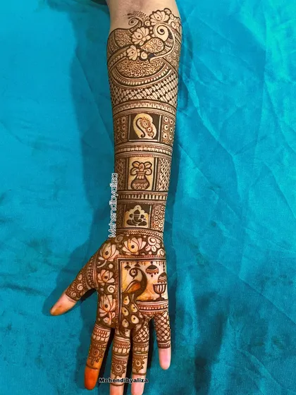 The full view of the Marathi bride's mehendi, a beautiful blend of traditional patterns and motifs.