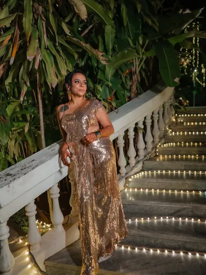 For Shibani's sangeet night, we went all out with a glamorous brown smokey eye and nude lips. This look was inspired by her sparkling golden saree and was designed to be completely dance-proof.