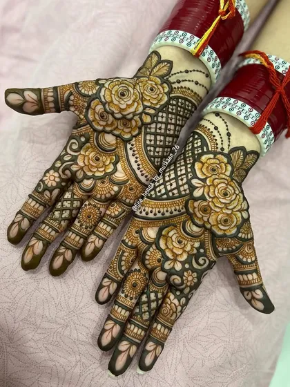 The complete view of the 'chura vadhai' mehndi, with shaded roses and a net pattern.