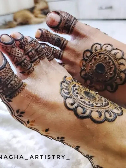 A minimal yet traditional design for the feet. This style features a central mandala on the top of the foot and detailed patterns on the toes.