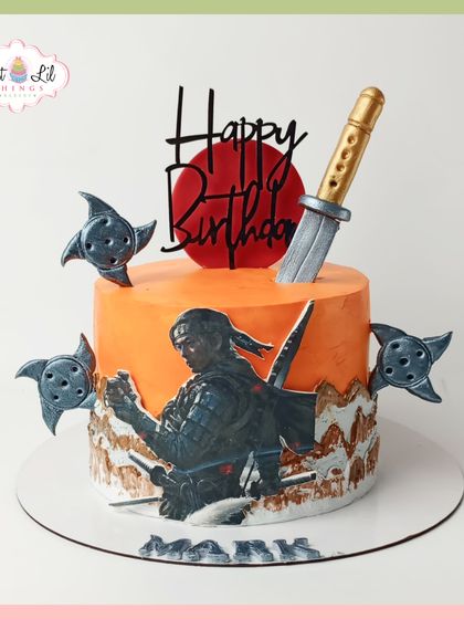 A cake for a ninja warrior. This design features a samurai, shurikens, and a katana sword, perfect for an action-packed birthday.
