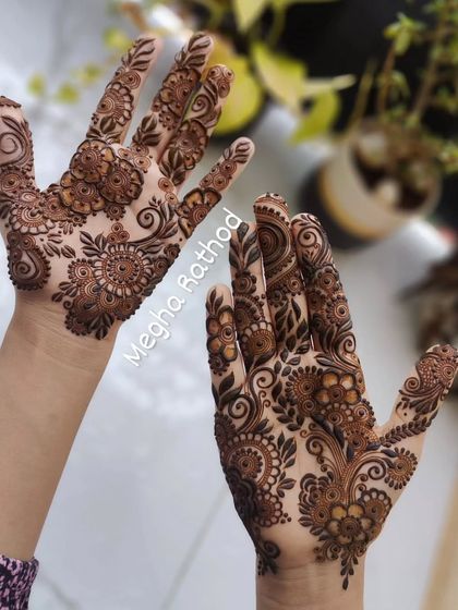 A special design for Eid, this scattered floral pattern covers the hands in a light and festive way, perfect for celebrating.