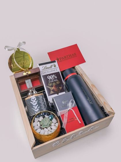Another angle of the sophisticated corporate hamper, designed to convey appreciation and class.