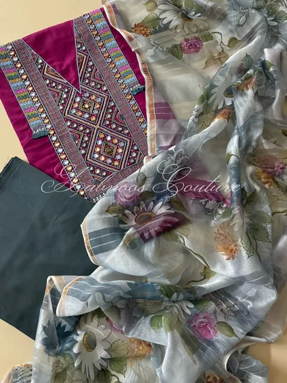 The full set is laid out to display all components, offering a comprehensive view of this stylish and traditional ensemble.