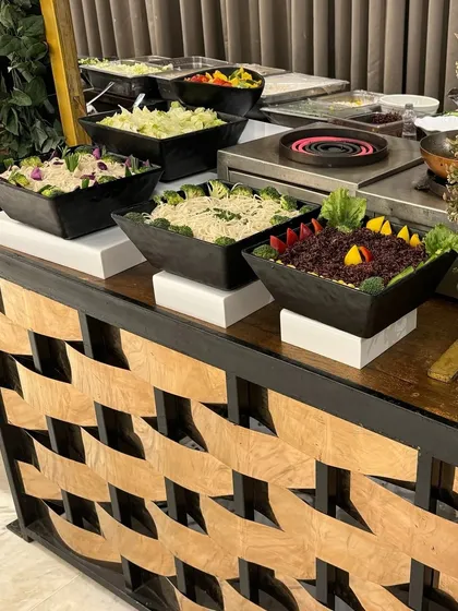 Our modern, geometric buffet counters provide a sleek and organized display for a variety of salads and cold dishes. This setup is perfect for corporate lunches where efficiency and style are paramount.