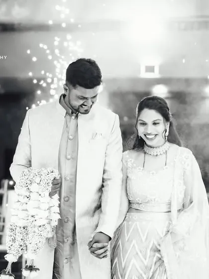 Let's create some magic after the sun goes down. I use creative lighting and effects like sparklers to craft dramatic and romantic night portraits that make for a stunning finale to your engagement or pre-wedding album.