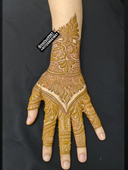 A beautifully executed Arabic-style design with a V-shape at the wrist. The pattern is dense and detailed, resulting in a stunning final look.