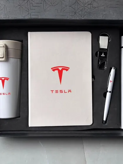 I have experience working with top brands, like this clean and modern gift set created for Tesla. The white set includes a temperature flask, travel mug, diary, pen, and keychain, all featuring the iconic Tesla logo.