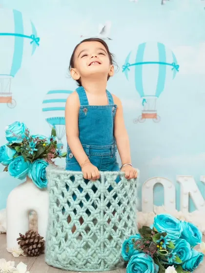 A full view of our hot air balloon theme, with a light blue sky backdrop and fluffy clouds on the floor.