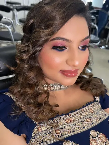 Here you can see the details of the eye makeup, with a touch of blue liner under the eye to make the look more interesting. The glossy lips add a modern touch.