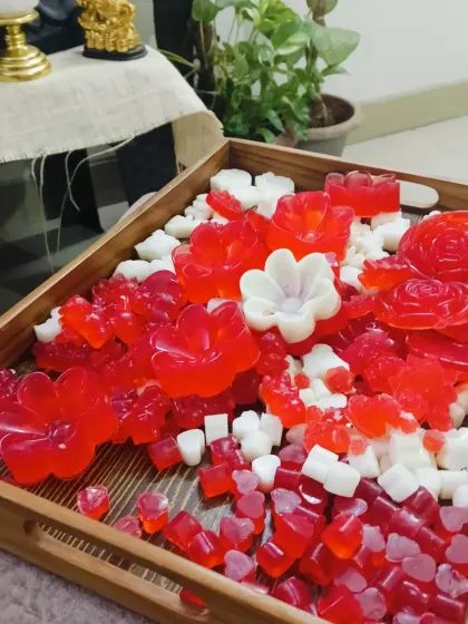 A closer look at the Valentine's Day collection I'm preparing. Each shape is crafted to make your gift of natural glow extra special and memorable.