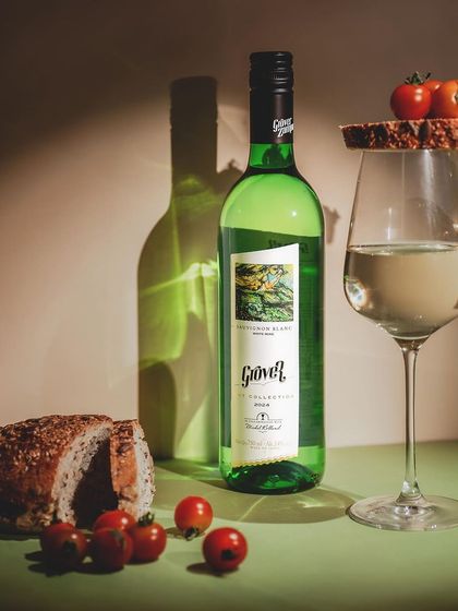 Another look at our Art Collection Sauvignon Blanc, styled with fresh bread and tomatoes. Its crisp acidity and aromas of fresh grass and citrus make it an ideal brunch companion.