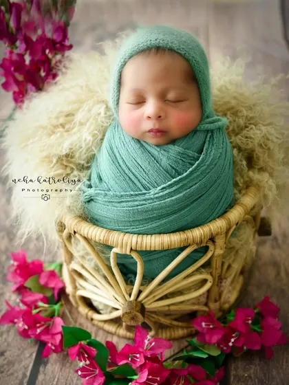 This setup combines a teal wrap with bright pink flowers, creating a vibrant and cheerful color palette.