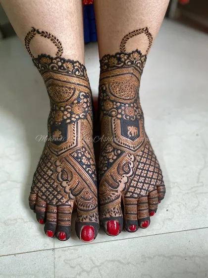 A full view of the beautiful bridal feet design. The patterns are a mix of traditional motifs, creating a timeless and elegant look.