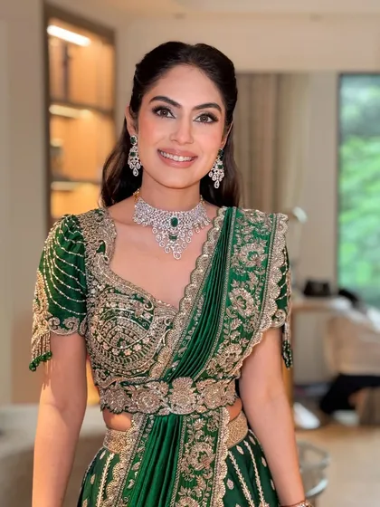 Another happy portrait of the bride, looking fresh and elegant for her pre-wedding ceremony.