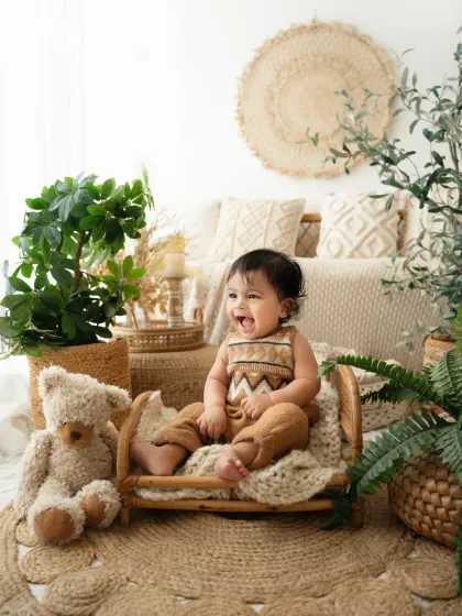 This is a perfect example of a sitter session, usually around 6 to 9 months. I use my studio's boho-chic setups and natural light to capture jejich infectious laughter and newfound ability to sit up on their own.