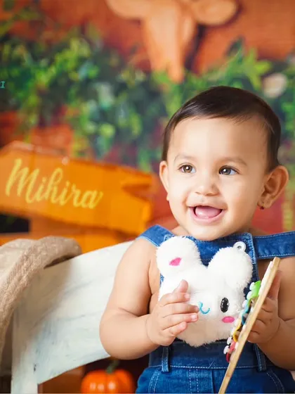 A huge, happy smile from Mihira during her jungle-themed pre-birthday shoot in Pune. We love capturing these moments of pure joy.