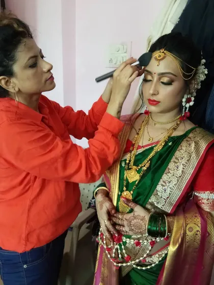 Here is a behind the scenes moment of me working on a client for her Godh Bharai. I believe in a careful, detailed process to ensure every element, from the base to the final touch, is perfect.