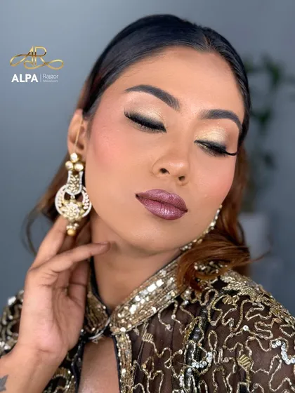 This image shows the beautiful shimmer and highlight, techniques covered in depth in my classes.