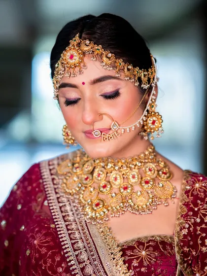 A moment of quiet reflection. The soft, shimmering eyeshadow and perfectly defined nath create a picture of timeless grace.