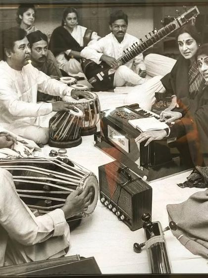 A precious black and white photo from a green room before a concert. Can you guess all the legendary artists in this frame?