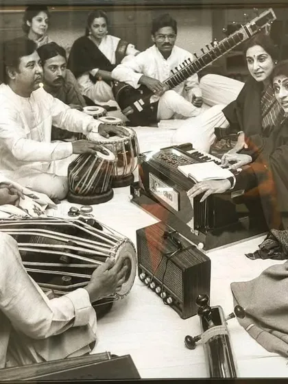 A precious black and white photo from a green room before a concert. Can you guess all the legendary artists in this frame?