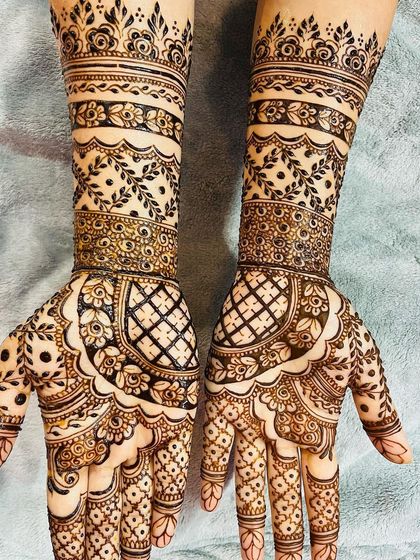 This beautiful bridal mehendi features delicate leafy vines and checkerboard patterns. The design is both intricate and graceful, perfect for a bride who loves detailed floral work.