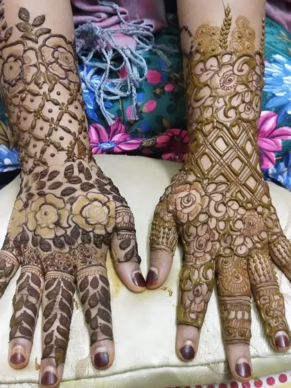 This design is a beautiful fusion of styles, with a floral jaal (net) on one hand and a more open, leafy pattern on the other.