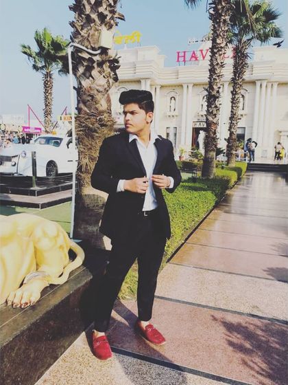 Another picture from my early days. The caption remains true: I am focused on my path, not on collecting fair-weather friends.