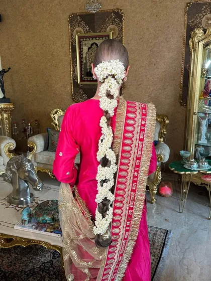 The full view of the mogra braid, perfect for religious ceremonies and traditional events, showcasing grace and simplicity.