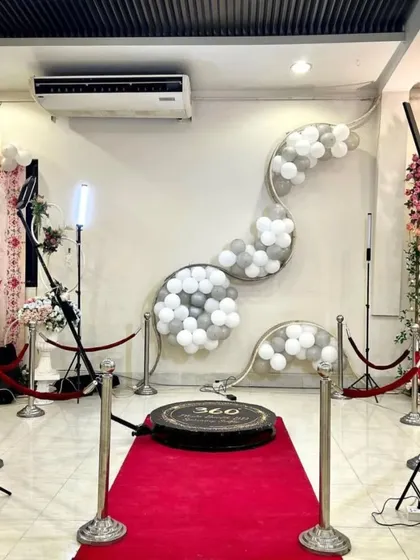 This photo shows my 360 booth setup for a party with modern balloon decor. I can adapt the lighting and overall footprint to fit into any party space, big or small, without compromising on the experience.