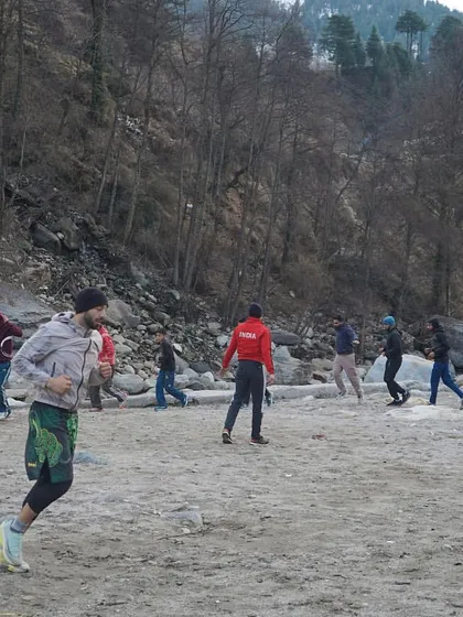 A warm-up run along the riverbed before the main session begins. We get the body moving and acclimatized to the outdoor training environment.